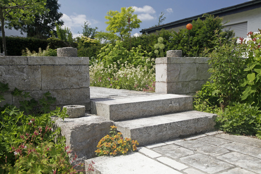 Edel anmutende Steinmauer mit gepflastertem Zugang zum Garten in Siegen